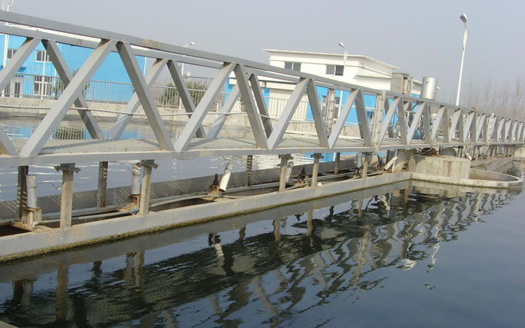全橋式周邊傳動(dòng)刮泥機(jī)