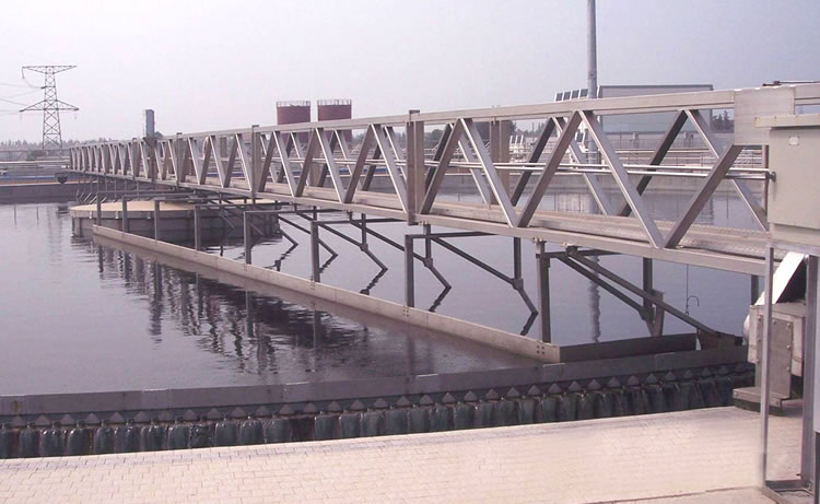 全橋式周邊傳動(dòng)刮泥機(jī)